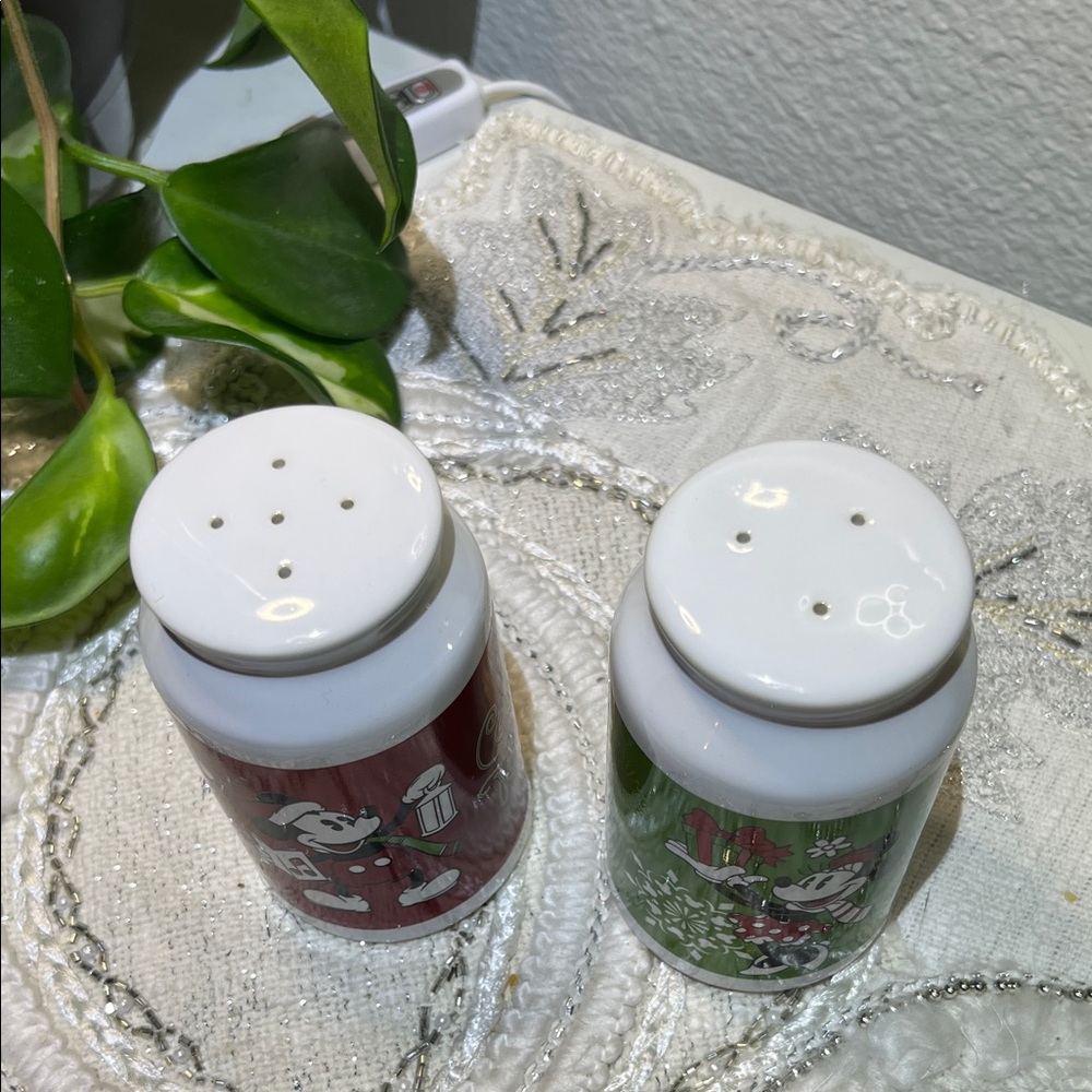Disney Festive Mickey and Minnie Salt & Pepper Shaker Set - Red and Green - Picture 5 of 8
